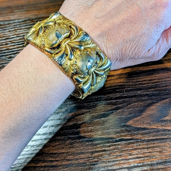 Gold Hinge Chunky Vintage Bangle Bracelet by Whiting & Davis - Picture 3 of 8